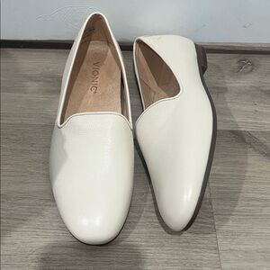 New! Vionic Cream Willa II Slip On Leather Loafers, Size 7.